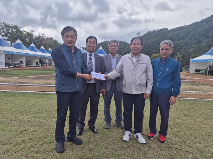 ▲ 이종우 의성군 총무새마을과장(왼쪽부터), 박태주 의성문화원장, 김민주 의성군의회 의원, 김락주 재부산의성군향우회장, 김종기 사무국장이 10월 19일 의성문화제 행사장에서 고향사랑기부금 200만 원 전달식 후 기념촬영을 하고 있다. 의성군