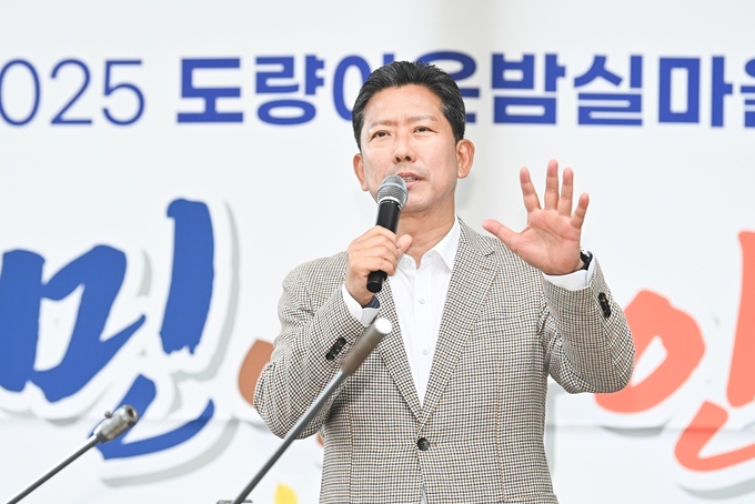 ▲ 김장호 구미시장이 도량산림공원에서 열린  ‘주민이 주인공이다’ 슬로건 아래 열린 2025 도량야은밤실마을축제장에서 인사말을 하고있다. 구미시