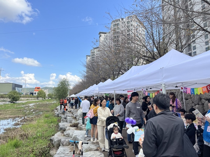 ▲ 구미시 선주원남동 구미천 일원에서 열린 ‘제2회 PLAY in 구미천’ 행사에 참여한 시민들이 다양한 공연과 체험 부스를 즐기며 가을의 정취를 만끽하고 있다.