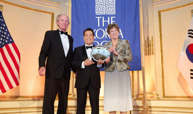 ▲ 장인화 포스코그룹 회장이 한·미 경제 협력 및 우호 증진에 기여한 공로를 인정받아 ‘2025 밴플리트상(General James A. Van Fleet Award)’을 수상했다. 사진은 지난 23일 미국 뉴욕에서 열린 코리아소사이어티 연례 만찬에서 수상하는 모습.
