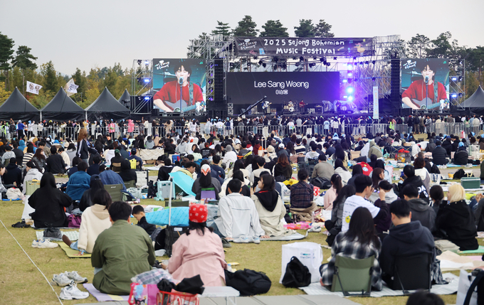 ▲ 26일 오후 세종시 세종중앙공원에서 열린 세종보헤미안뮤직페스티벌 행사장이 관람객들로 붐비고 있다.연합