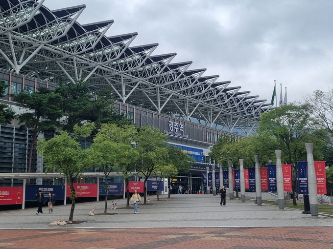 ▲ KTX 경주역 입구에 APEC 정상회의 홍보 현수막이 방문객을 맞이하고 있다.