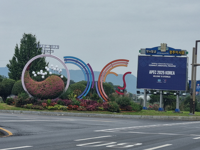 ▲ 경주IC에서 시가지로 진입하는 도로변에 APEC 정상회의를 홍보하는 조형물이 설치돼 있다.