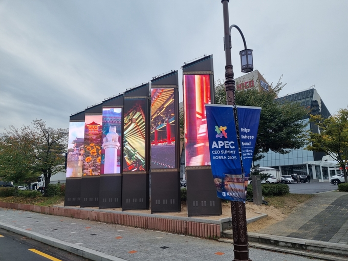 ▲ HICO입구에 설치된 5m의 조형물에서 APEC 및 경주시를 홍보하는 영상물이 이어지고 있다.