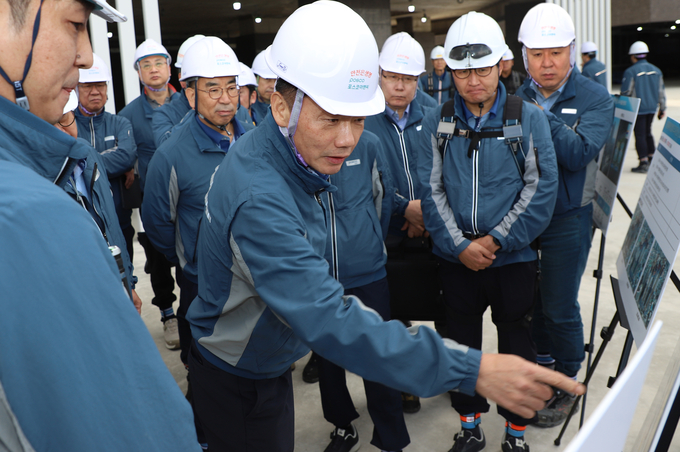 ▲ 올들어 잇따른 중대재해로 위기에 처한 포스코이앤씨가 사고현장 4곳에서 송치영 사장을 비롯한 전체 임원들이 참석한 가운데 ‘현장 전사경영회의’를 개최하는 등 현장중심 안전최우선 경영을 재확인했다. 사진은 현장전사경영회의에서 송치영 사장이 현장 상황을 살펴보는 모습.