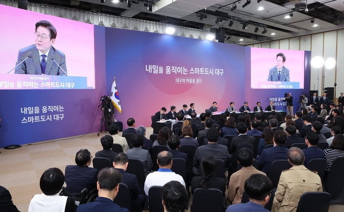 ▲ 24일 대구 엑스코에서 열린 ‘대구의 마음을 듣다’ 타운홀미팅에서 참석자들이 이재명 대통령의 발언을 듣고 있다. 연합