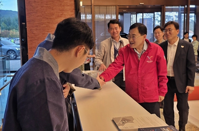 ▲ 주낙영 경주시장이 25일 소노캄 경주호텔 인포메이션 데스크를 찾아 근무자들을 격려하며 APEC 정상회의 준비상황을 점검하고 있다. 경주시