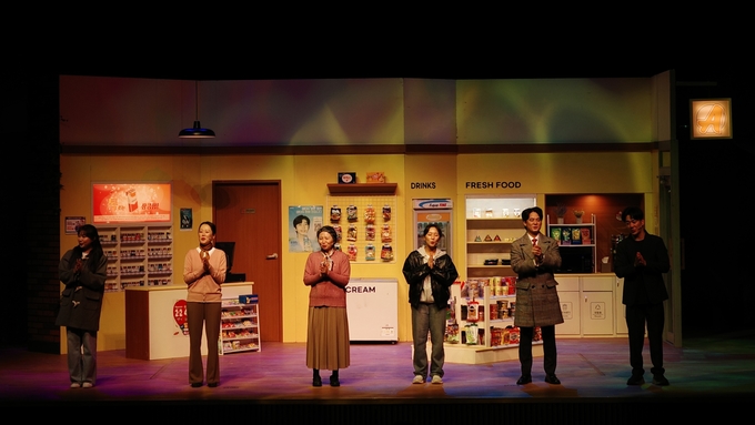 ▲ 지난 25일 포항 효자아트홀에서 진행된 ‘불편한 편의점’ 연극 장면.