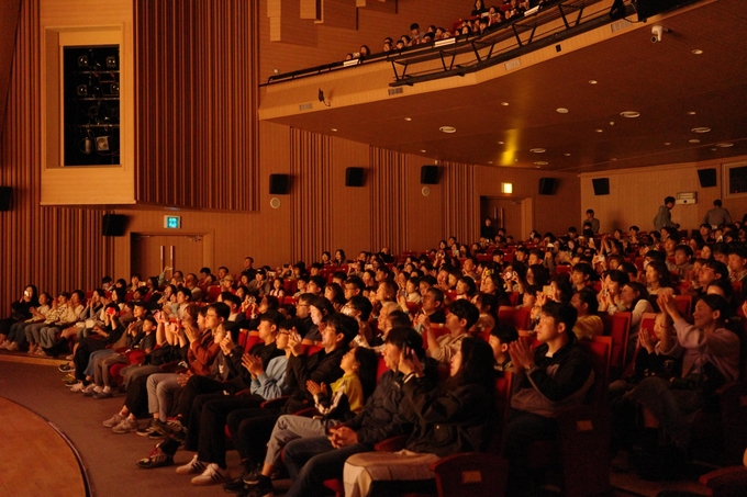 ▲ 지난 25일 포항 효자아트홀에서 진행된 ‘불편한 편의점’ 연극 관람객들의 모습.