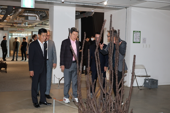 ▲ 빛과 쇠’를 주제로 한 ‘2025 포항스틸아트페스티벌’이 지난 25일 동빈문화창고1969에서 14번째 축제의 막을 올렸다.