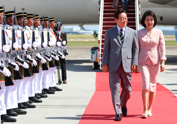 ▲ 아세안 정상회의 참석차 말레이시아를 방문한 이재명 대통령과 김혜경 여사가 26일 쿠알라룸푸르 국제공항에서 차량으로 이동하고 있다. 연합