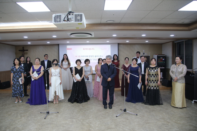 ▲ 천주교 대구대교구 4대리구청 소속 라우다떼 합창단이 지난 24일 천주교 신자들과 일반 시민들을 위한 무료 가곡 공연을 실시한 후 기념촬영한 모습. 라우다떼 합창단 제공