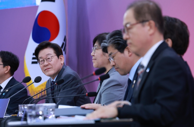 ▲ 이재명 대통령이 24일 대구 엑스코에서 열린 ‘대구의 마음을 듣다’ 타운홀미팅에서 참석자 발언을 듣고 있다. 연합