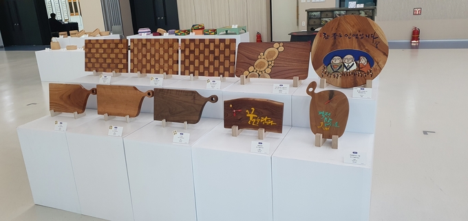 ▲ 지난 24일부터 오는 28일까지 한동대학교 제네시스랩에서 열리고 있는 ‘제54회 교정작품전시회’ 모습. 황영우 기자