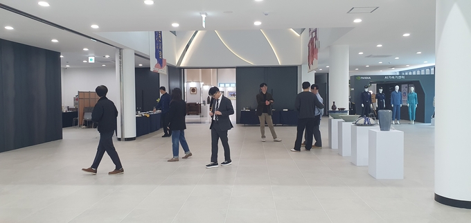 ▲ 지난 24일부터 오는 28일까지 한동대학교 제네시스랩에서 열리고 있는 ‘제54회 교정작품전시회’ 모습. 황영우 기자