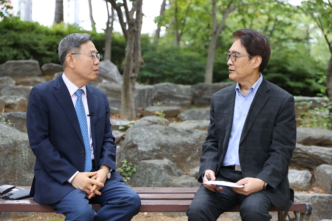 ▲ 정태옥 경북대 데이터사이언스대학원장과 임한순 경일대 특임교수