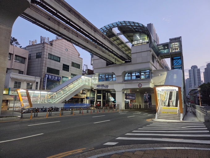 ▲ 대구도시철도 3호선 서문시장역 출입구에 상하행 에스컬레이터가 설치된 모습.  자료사진