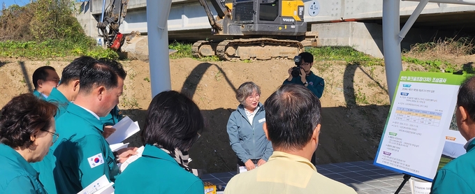 ▲ 27일 오전 한천 파크골프 3차 공사현장을 방문한 예천군의회 의원들이  김미라 체육사업소장으로부터 사업 추진 현황을 듣고 있다. 이상만 기자