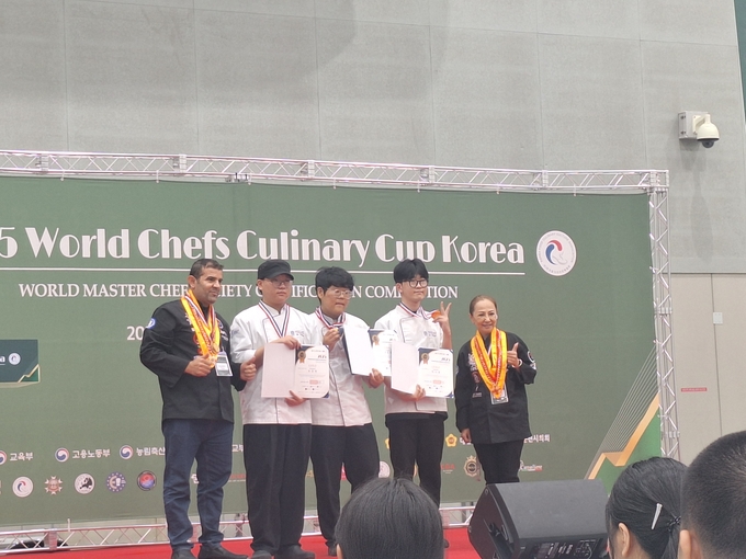 ▲ 대경대학교 호텔조리학부 K-푸드조리전공 학생들이 ‘제12회 월드셰프 컬리너리컵 코리아 국제요리경연대회’ 등 권위 있는 국제 요리 무대에서 한국 미식의 위상을 드높였다. 제12회 월드셰프 컬리너리컵 코리아 국제요리경연대회에서 수상한 대경대 학생들. 대경대.