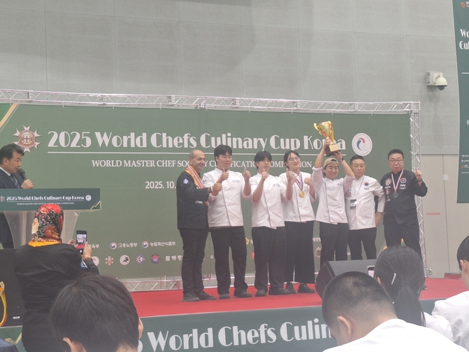 ▲ 대경대학교 호텔조리학부 K-푸드조리전공 학생들이 ‘제12회 월드셰프 컬리너리컵 코리아 국제요리경연대회’ 등 권위 있는 국제 요리 무대에서 한국 미식의 위상을 드높였다. 제12회 월드셰프 컬리너리컵 코리아 국제요리경연대회에서 수상한 대경대 학생들. 대경대.