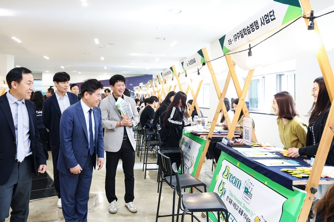 ▲ 대구대가 현직자 선배와 함께하는  ‘2025학년도 DU 채용 우수기업 취업박람회’를 개최했다. 박순진 총장 방문 격려. 대구대.