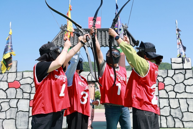▲ 지난해 활축제장에서 열린 ‘활 공성전’ 서바이벌 경기에 참여한 참가자들이 화이팅을 외치는 장면 ,예천군 제공