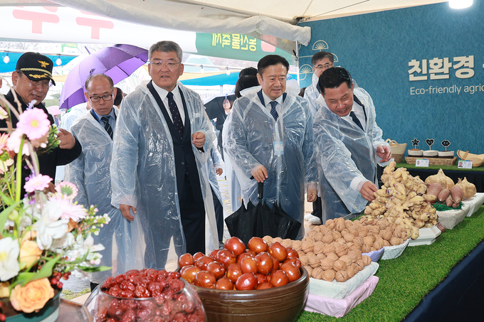 ▲ 지난해  농산물축제장을 찾은 김학동 군수와 강영구 의장, 석근 재경예천군민회장이 농산물 부스를  돌려 격려하는 장면, 예천군 제공