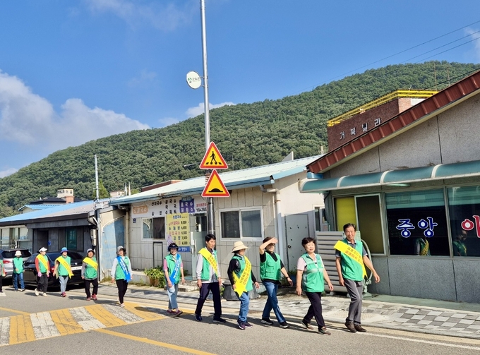 ▲ 대구 군위군 의흥면 남·여 새마을지도자협의회는 27일 의흥면 일원에서 화재 예방을 위한 ‘안전한 의흥면’ 캠페인을 펼치고 있다. 군위군