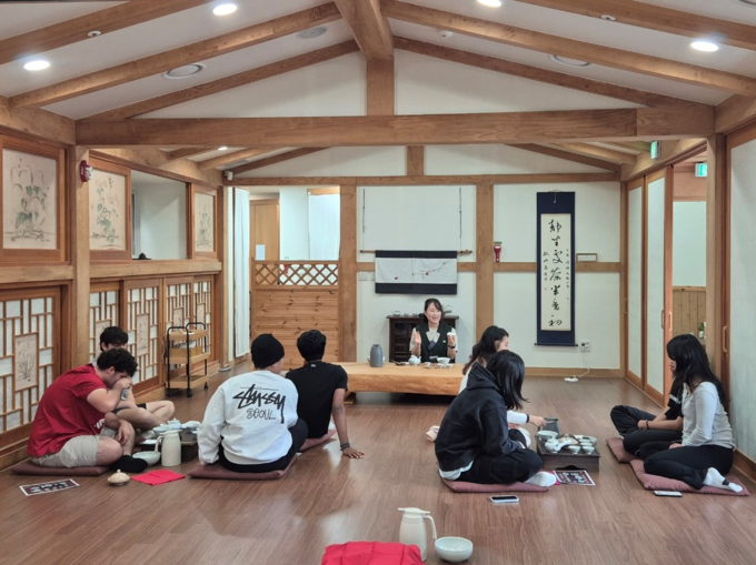 ▲ 24일 외국인 유학생들이 산림치유 프로그램으로 ‘다도와 차 명상 체험’을 하고 있는 장면 , 한국산림복지진흥원 국립산림치유원 제공
