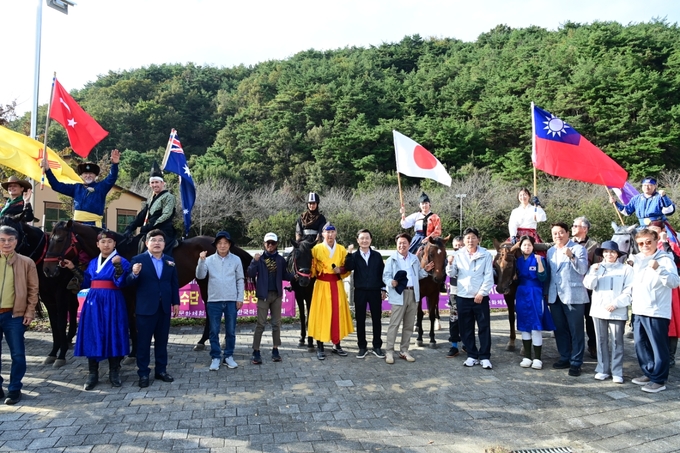 ▲ 26일 이남철 고령군수(중앙)와 관계자들이 대회에 참석한 각국 기수들과 사진촬영을 하고 있다. 고령군