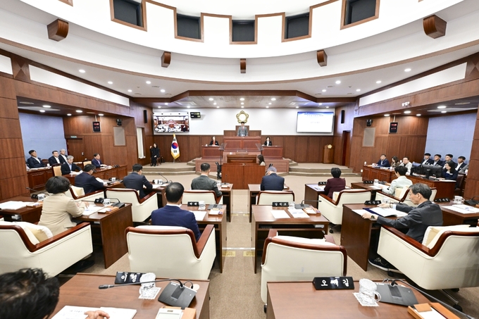 ▲ 김천시의회가 지난 13일부터 27일까지 제255회 임시회를 열고 폐회를 선언하고 있다.