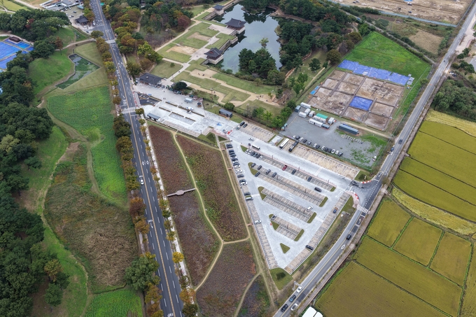 ▲ 경주시는 2025 APEC 정상회의를 앞두고 사업비 24억 원을 투입해 동궁과 월지 임시주차장과 편의시설 정비를 27일 완료했다. 사진은 정비를 마친 동궁과 월지 주차장 모습.