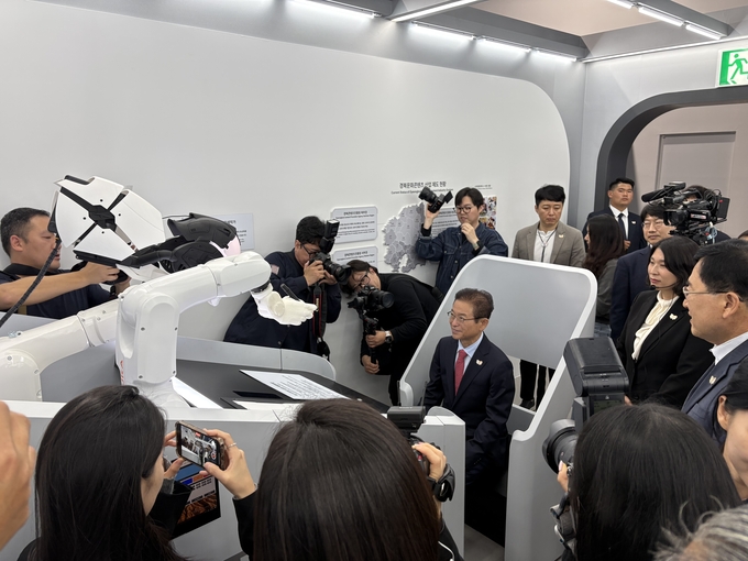 ▲ 이철우 경북지사가 경주세계문화엑스포공원 내 APEC 정상회의 경제전시장에 마련된 ‘K-IP콘텐츠관’에서 AI 드로잉 로봇 시연을 살펴보고 있다. 경북도 제공.