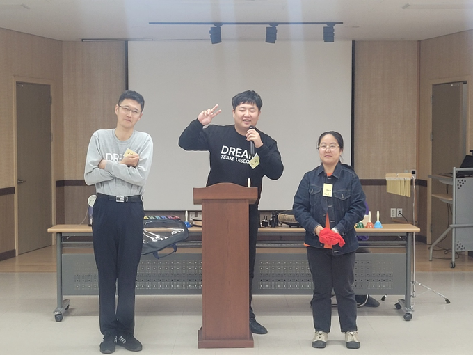 ▲ 의성군장애인보호작업장 이용자들이 22일 의성군종합복지관 대강당에서 연극 수업 중 ‘신랑신부 주례’ 역할극을 진행하며 무대 위에서 대사를 연습하고 있다. 의성군장애인보호작업장