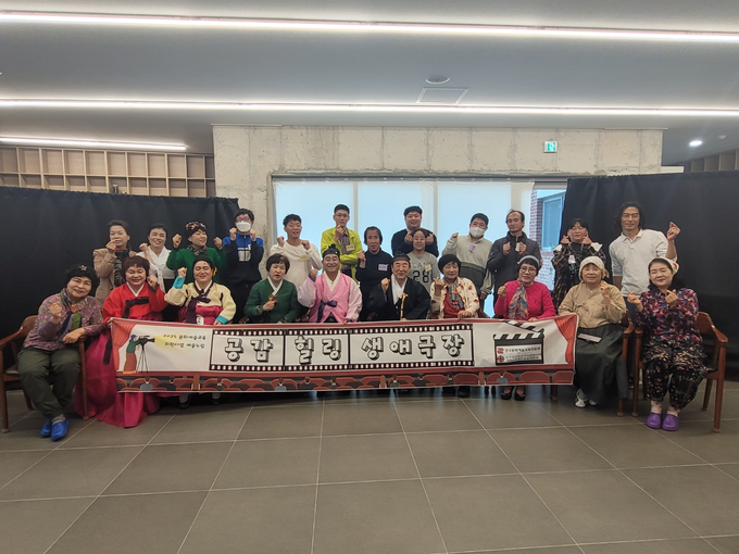 ▲ 의성군장애인보호작업장 이용자들이 21일 의성 도동마을 아카이브센터에서 지역 연극동아리 ‘아시꺼랑’ 단원들의 창작극 ‘은혜 갚은 주막’을 관람한 뒤 함께 기념촬영을 하고 있다. 의성군장애인보호작업장