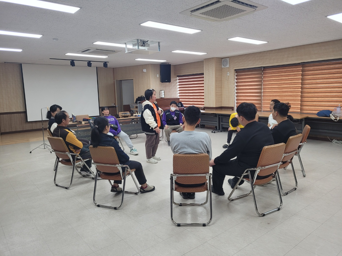 ▲ 의성군장애인보호작업장 이용자들이 22일 의성군종합복지관 대강당에서 원형으로 앉아 한 주간의 감정을 나누는 ‘아이스브레이킹’ 활동을 하며 서로의 이야기에 귀 기울이고 있다. 의성군장애인보호작업장