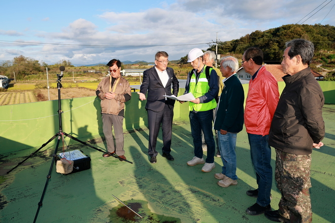 ▲ 23일 호명면 담암리에서 진행 한 예천 비행장 소음영향도 조사 현장을 김학동 군수가 방문해 주민들의 소음피해에 대해 설명하는 장면, 예천군 제공