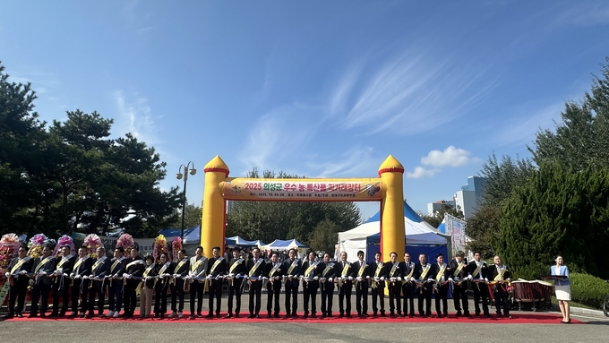 ▲ 김주수 의성군수(중앙 왼쪽)와 김종호 재대구 의성향우회장(중앙 오른쪽)을 비롯한 참석 내빈들이 25일 대구 두류정수장에서 열린 ‘2025 의성군 우수 농·특산품 대구시 직거래장터’ 개막식에서 현수막 아래 단체로 리본을 들고 개막 퍼포먼스를 진행하고 있다. 의성군