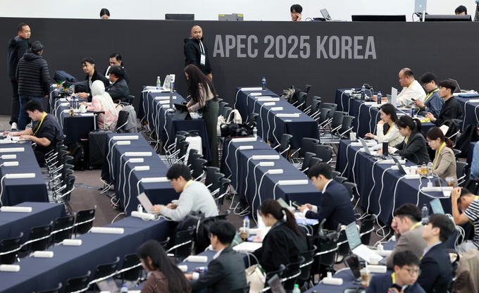 ▲ 2025 경주 아시아태평양경제협력체(APEC) 정상회의 주간 시작 첫날인 27일 경북 경주 보문단지 내 국제미디어센터(IMC) 브리핑홀에서 각국 기자들이 취재 준비를 하고 있다.연합