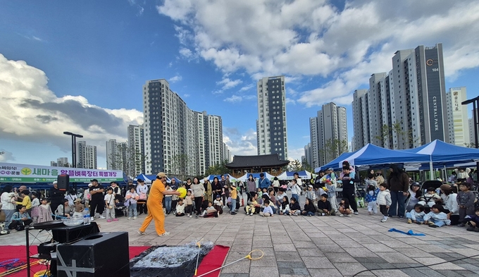 ▲ 산동 물빛공원에서 열린 새마을 알뜰 벼룩장터에서 펼쳐진 공연을 시민들이 지켜보고있다. 구미시