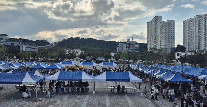 ▲ 산동물빛 공원에서 열린 새마을 알뜰벼룩장터. 구미시