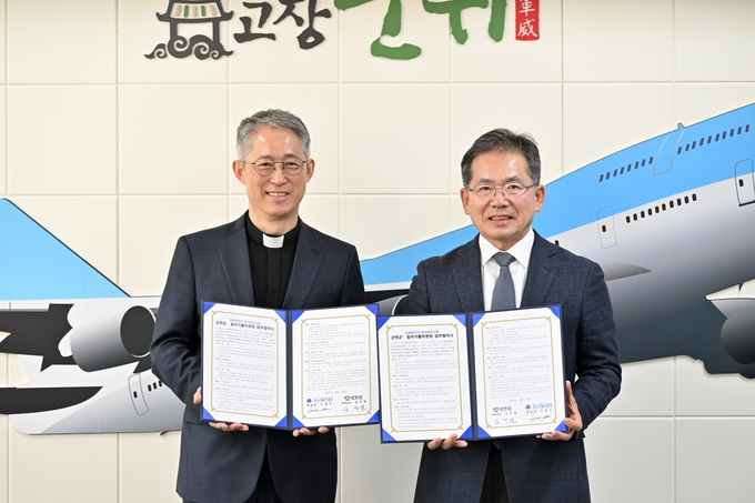 ▲ 대구 군위군(군수 김진열, 오른쪽)은 27일 군위군청에서 대구가톨릭대학교 칠곡가톨릭병원(병원장 신홍식, 왼쪽)과 의료취약지 주민을 위한 ‘원격협진 업무협약(MOU)’을 체결한 후 기념촬영을 하고있다. 군위군