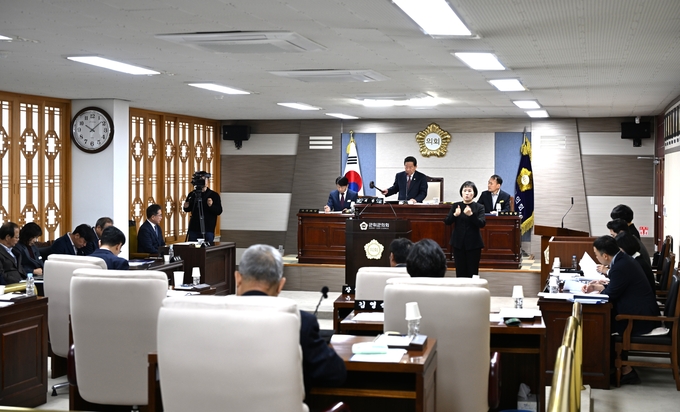 ▲ 최규종 군위군의회 의장이 27일 의회 본회의장에서 제293회 임시회를 개회하고 있다. 군위군의회