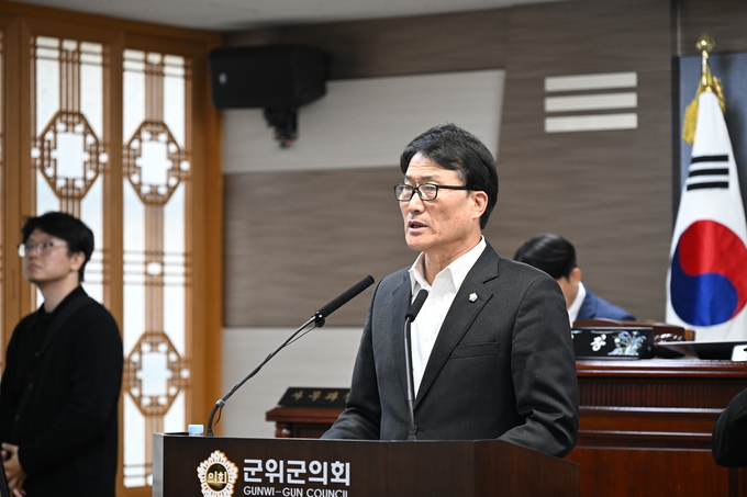 ▲ 박수현 대구 군위군의회 의원이 27일 열린 제293회 임시회 제1차 본회의에서 5분 자유발언을 통해 ‘우보 산성 폐철로 구간의 도로 개설 및 복원, 그리고 관광 자원화 필요성’을 제기하고 있다. 군위군의회