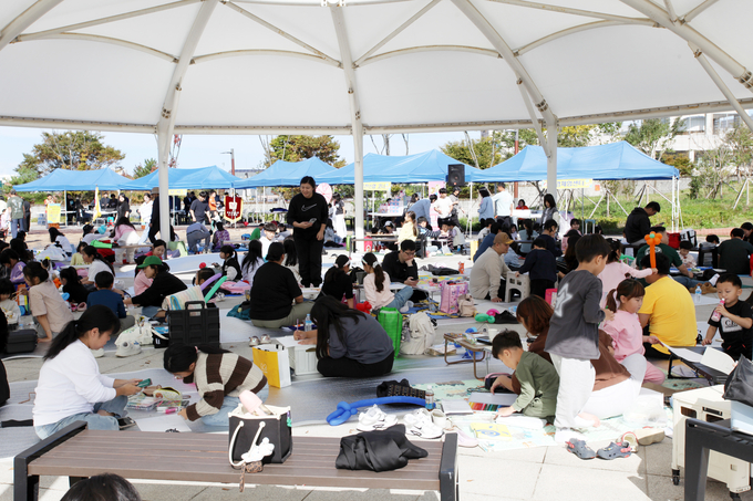 ▲ 포항오천신협(이사장 하상곤)과 국제와이즈멘 오천클럽이 지난 25일 공동 주최한 ‘제23회 영일만 어린이 글짓기·그림그리기 대회’가 포항일월문화공원에서 성황리에 열린 모습. 포항오천신협 제공