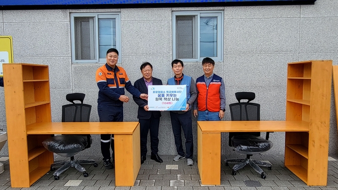 ▲ 포스코 목공예 봉사단은 지난 24일 송도동 행정복지센터에서 청소년을 위한 원목책상 10세 전달식을 가졌다.