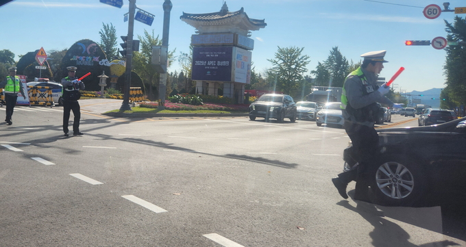 ▲ 27일 경주 보문관광단지 진입로 인근 교차로 통제 현장. 서의수 기자