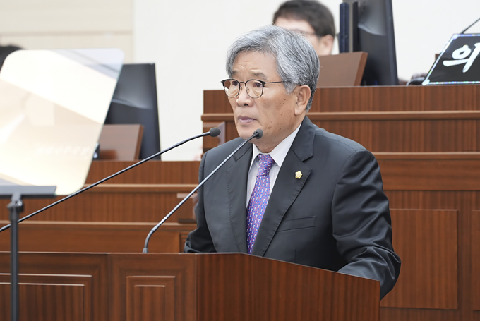 ▲ 안동시의회 이재갑 의원 제262회 임시회 제2차 본회의 5분 자유발언에서 “안동댐 건설 이후 50년간 특별한 희생을 감내해 온 댐 주변 지역 주민들에게 이제는 특별한 보상이 주어져야 할 때”라고 강조했다.