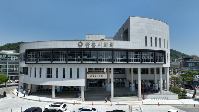 ▲ 안동시의회(의장 김경도)는 27일 제262회 안동시의회 제2차 본회의를 열고 6일간의 회기 일정을 마무리했다.