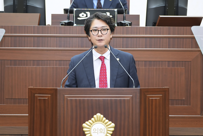 ▲ 안동시의회 김창현 의원은 27일 열린 제262회 안동시의회 임시회 제2차 본회의 5분 자유발언을 통해 사과 열과 등 농업재해 실태조사·지원 강화를 촉구했다.